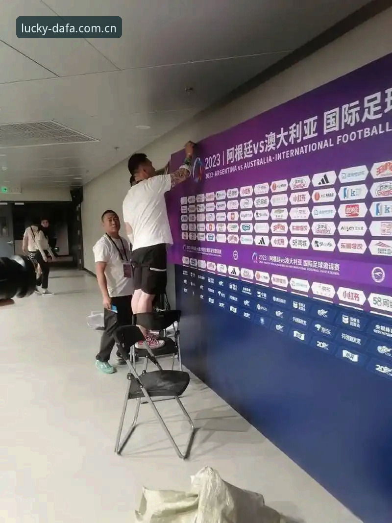 如何从一场更衣室斗殴看透足球管理的艰难选择？